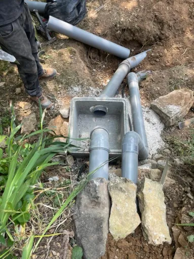 đ§ Pose de fosse septique avec canalisation en restanque au Beausset â Un chantier signĂ© MCA Terrassement, Le Luc, MCA