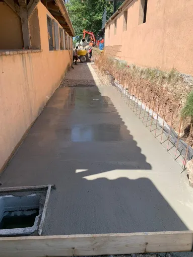 Réalisation d'une allée en béton et terrassement à Roquebrune-sur-Argence, Le Luc, MCA