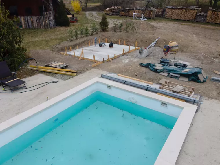 Effectuer le terrassement d'un espace dédié à une future piscine creusée, Luc, MCA