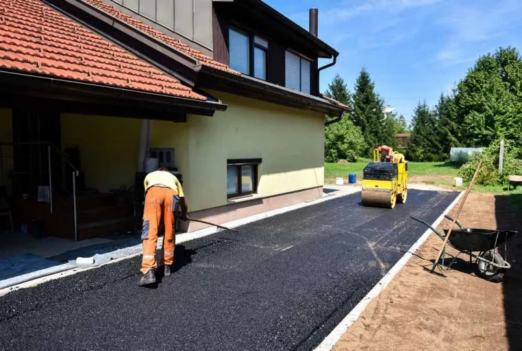 Pose d'enrobé dans une cour d'immeuble privé, Luc, MCA