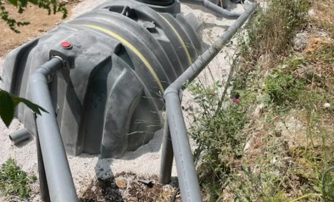 💧 Pose de fosse septique avec canalisation en restanque au Beausset – Un chantier signé MCA Terrassement, Le Luc, MCA