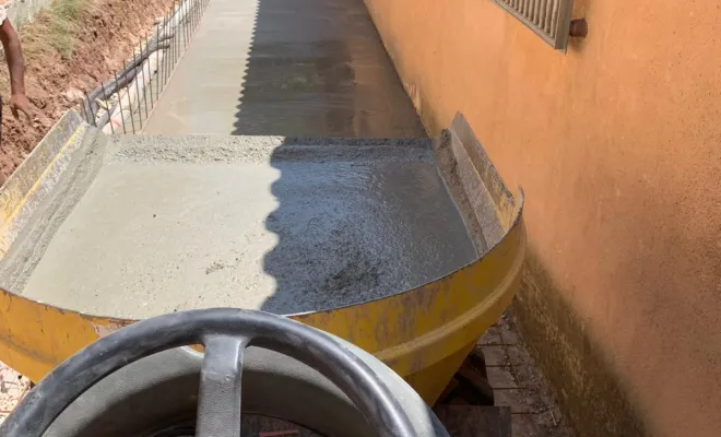 Réalisation d'une allée en béton et terrassement à Roquebrune-sur-Argence, Le Luc, MCA