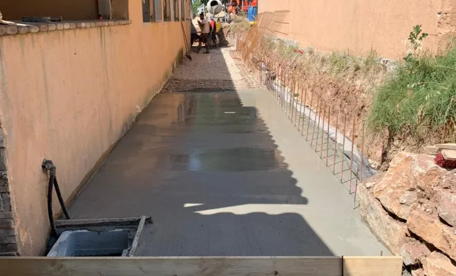 Réalisation d'une allée en béton et terrassement à Roquebrune-sur-Argence, Le Luc, MCA
