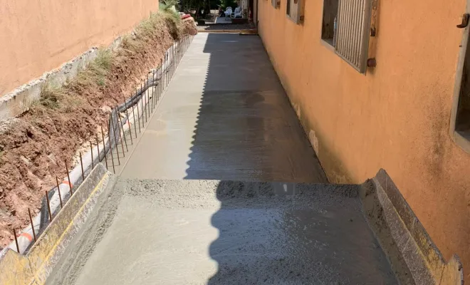 Réalisation d'une allée en béton et terrassement à Roquebrune-sur-Argence, Le Luc, MCA