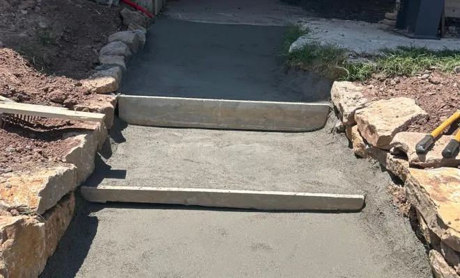 Réalisation d'une allée en béton et terrassement à Roquebrune-sur-Argence, Le Luc, MCA